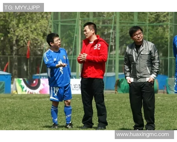 冬季严寒中足球明星们的训练瞬间展现了他们的坚持与热爱